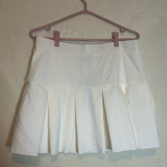 Pleated White Mini Skirt - Picture 5 of 5